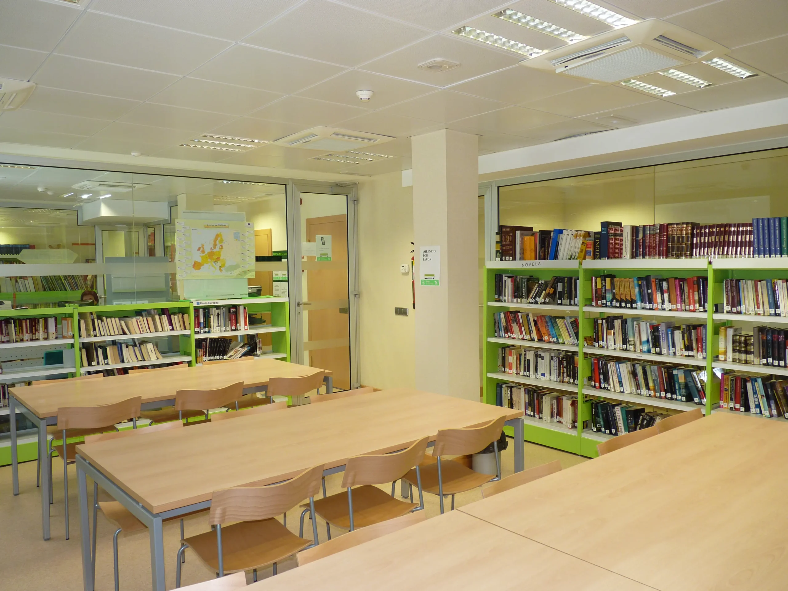 Estudio de arquitectura Madrid diseño de bibliotecas 90 grados biblioteca