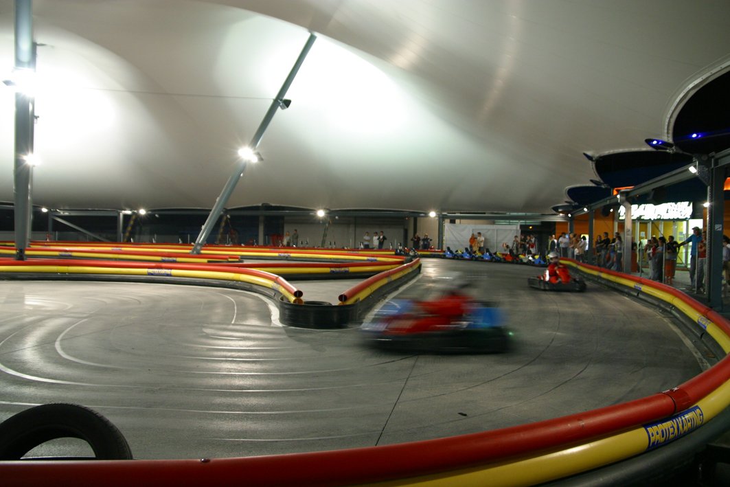 Estudio de arquitectura para circuito de karts indoor con cafetería y Terraza A 90 Grados Madrid