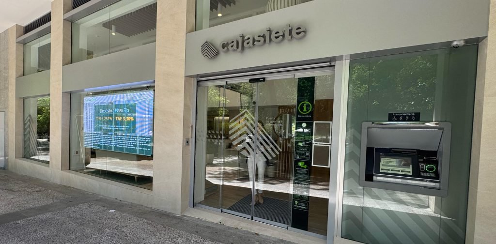 Estudio de arquitectura en Madrid diseño de sucursales bancarias a 90 grados